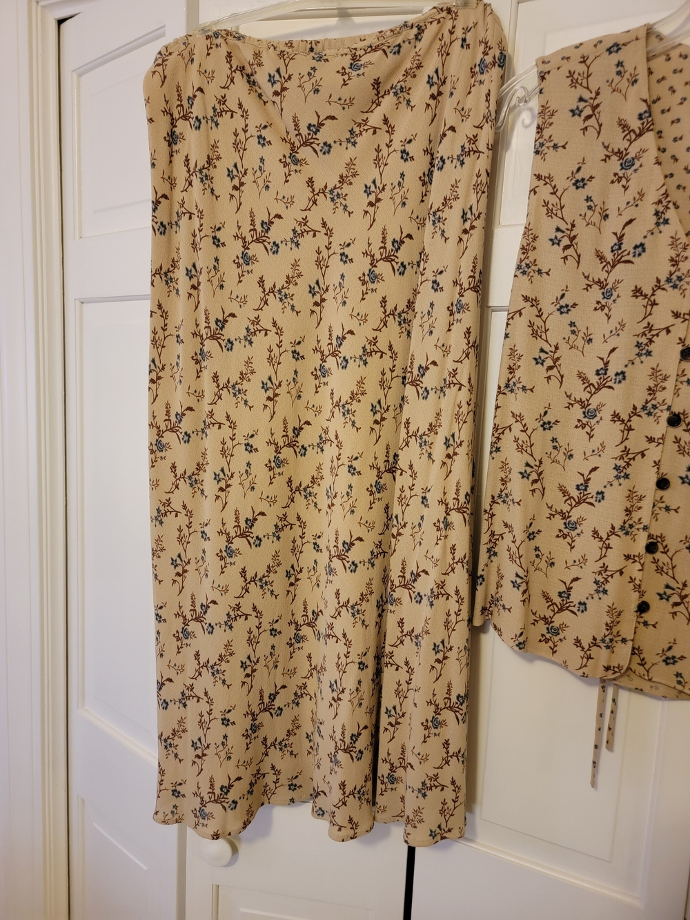 Claiborne Beige Floral Maxi Skirt AND VEST Size Large EUC - Picture 2 of 8